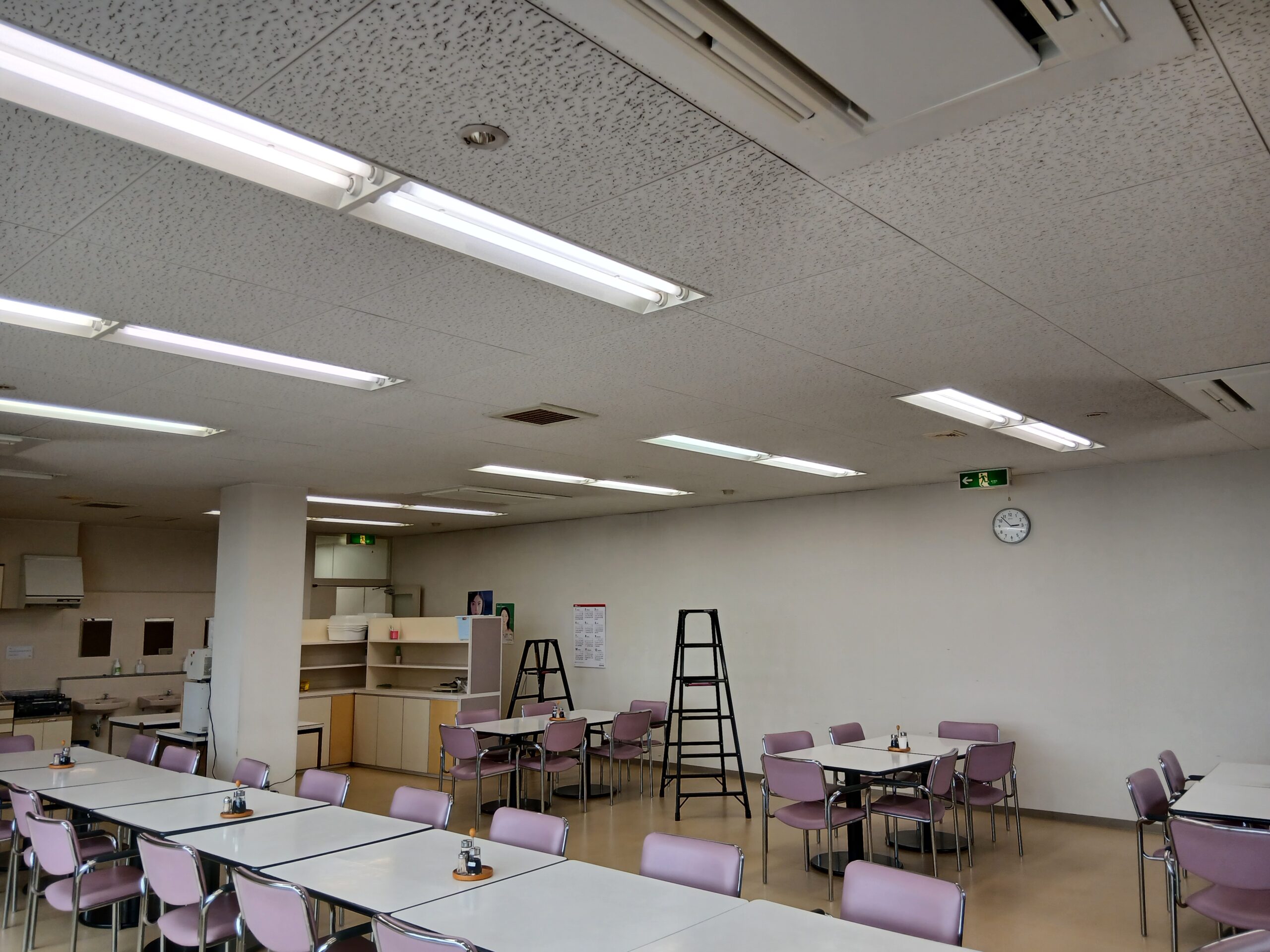 蛍光灯の照明からLED照明の更新工事を行いました。