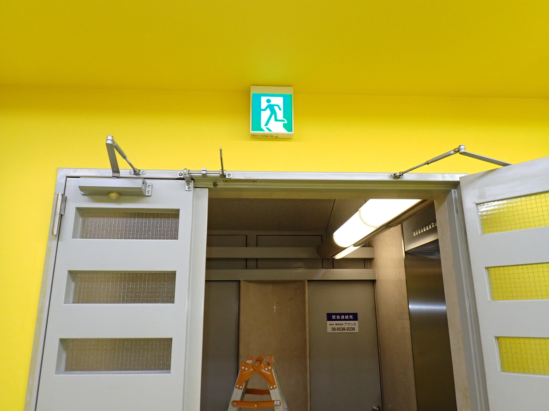 大阪梅田ビルにて誘導灯工事致しました。